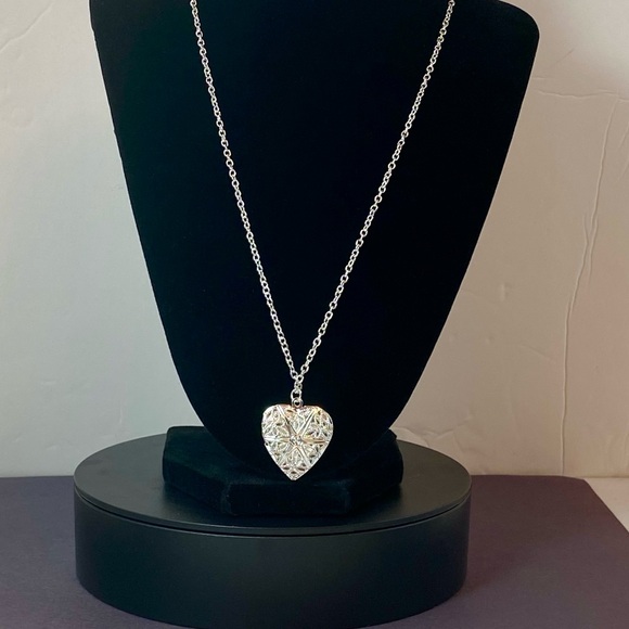 Filigree Style Heart Locket Necklace With Cable Link Chain Mother’s Day Gift - Picture 3 of 14